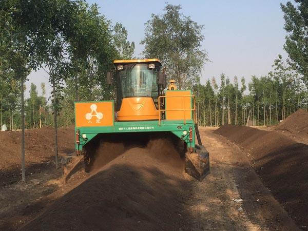 履帶式地面翻堆機(jī)在室外作業(yè)實(shí)例圖片